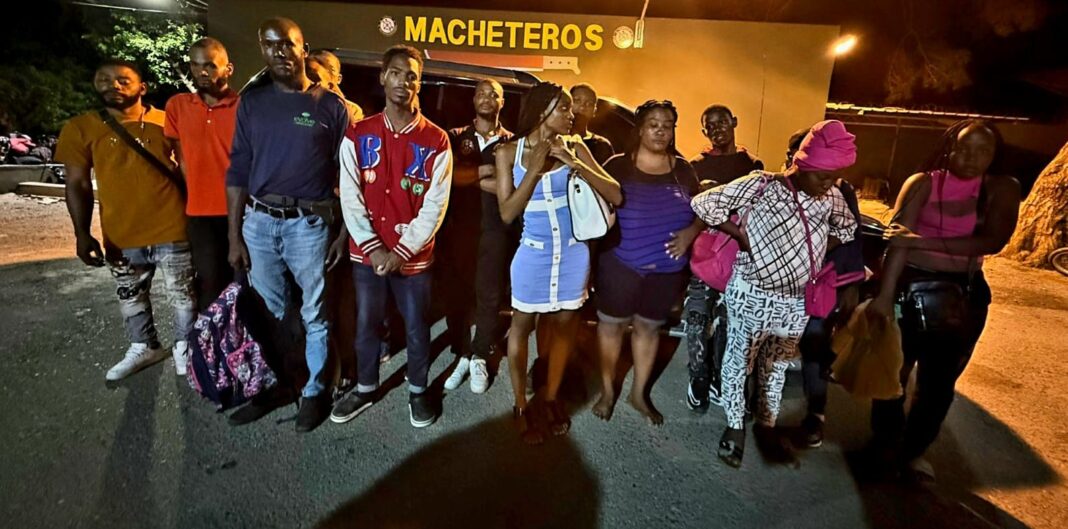 Ejército detiene a 32 haitianos indocumentados en dos jeepetas en Mao, Valverde