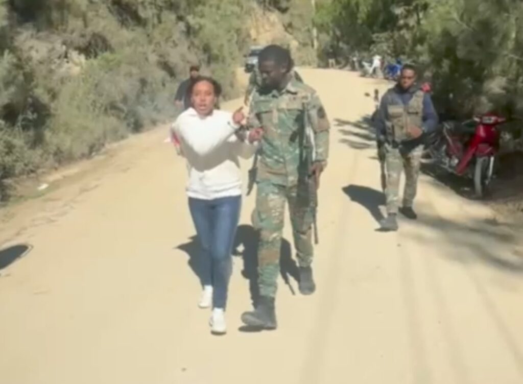Militares intervienen en protesta de la comunidad de La Culata, Constanza, por construcción de carretera | 5 | Militares intervienen en protesta de la comunidad de La Culata, Constanza, por construcción de carretera
