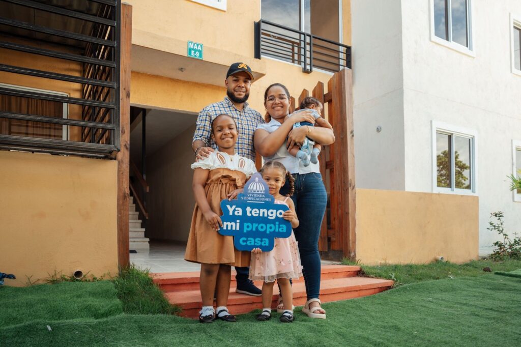 Presidente Abinader y ministro Bonilla entregan 360 nuevas viviendas en Ciudad Real San Luis, Santo Domingo Este | 2 | Presidente Abinader y ministro Bonilla entregan 360 nuevas viviendas en Ciudad Real San Luis, Santo Domingo Este