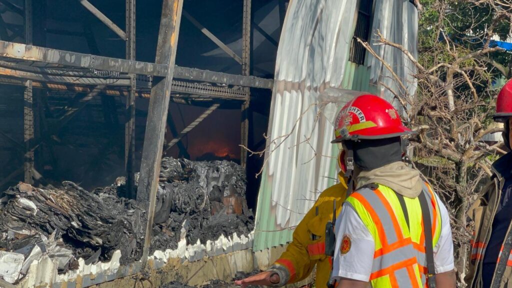 Bomberos logran controlar más del 80 % del fuego en almacén de Prodacom en Santiago | 3 | Bomberos logran controlar más del 80 % del fuego en almacén de Prodacom en Santiago - Noticias de hoy en República Dominicana | De Último Minuto