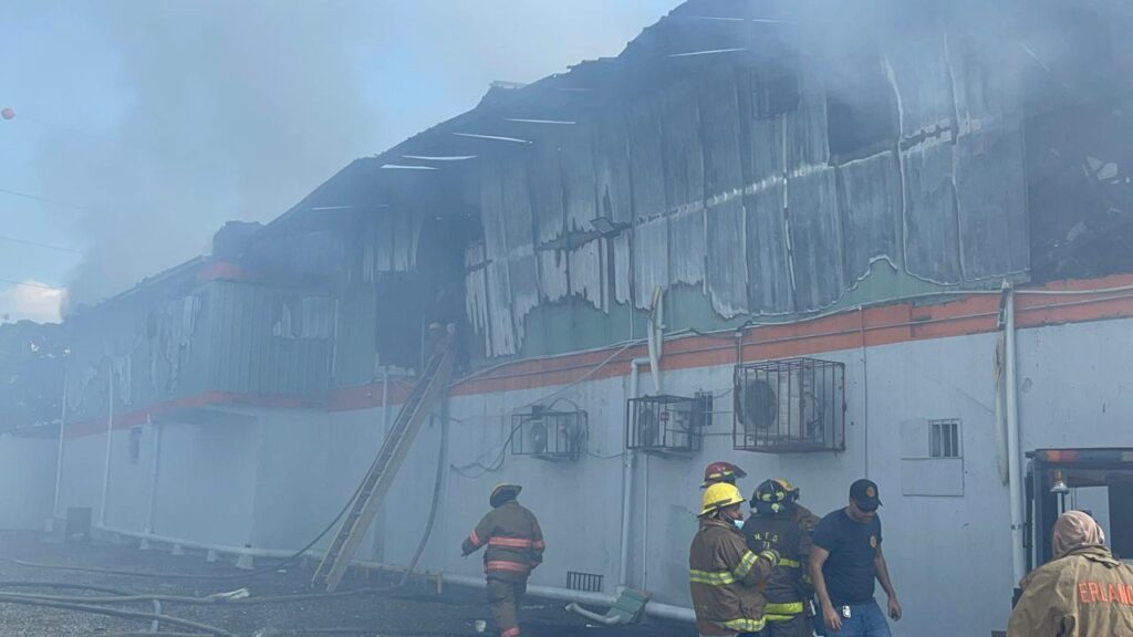 Bomberos logran controlar más del 80 % del fuego en almacén de Prodacom en Santiago | 2 | Bomberos logran controlar más del 80 % del fuego en almacén de Prodacom en Santiago - Noticias de hoy en República Dominicana | De Último Minuto