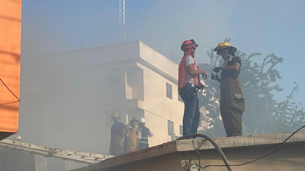“No fue bonita la experiencia”: Vecina cuenta cómo vivió el incendio que consumió el almacén de Prodacom en Santiago | 3 | “No fue bonita la experiencia”: Vecina cuenta cómo vivió el incendio que consumió el almacén de Prodacom en Santiago - Noticias de hoy en República Dominicana | De Último Minuto