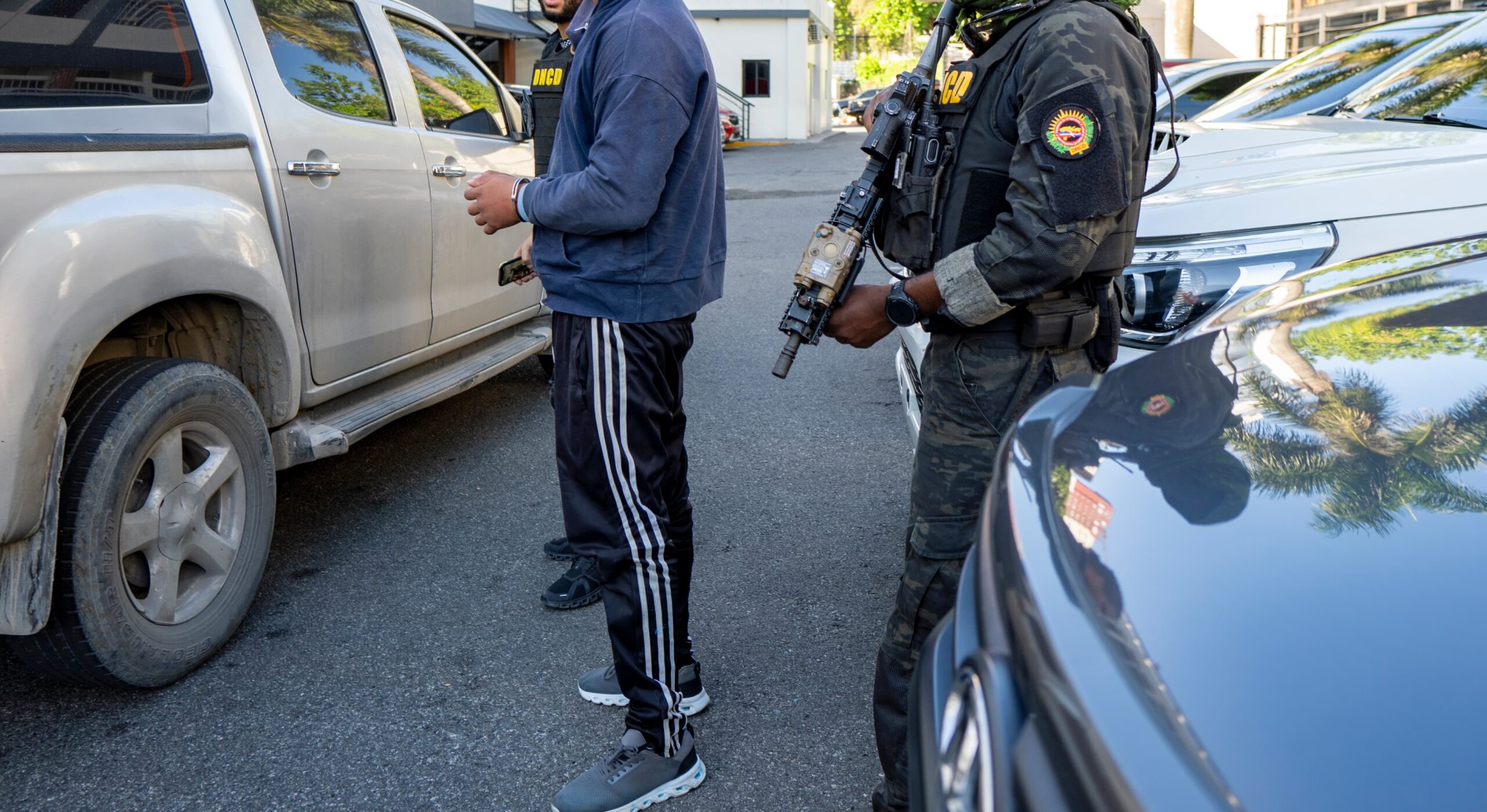 Atrapan dos hombres con 171 paquetes de presunta cocaína y cinco de marihuana