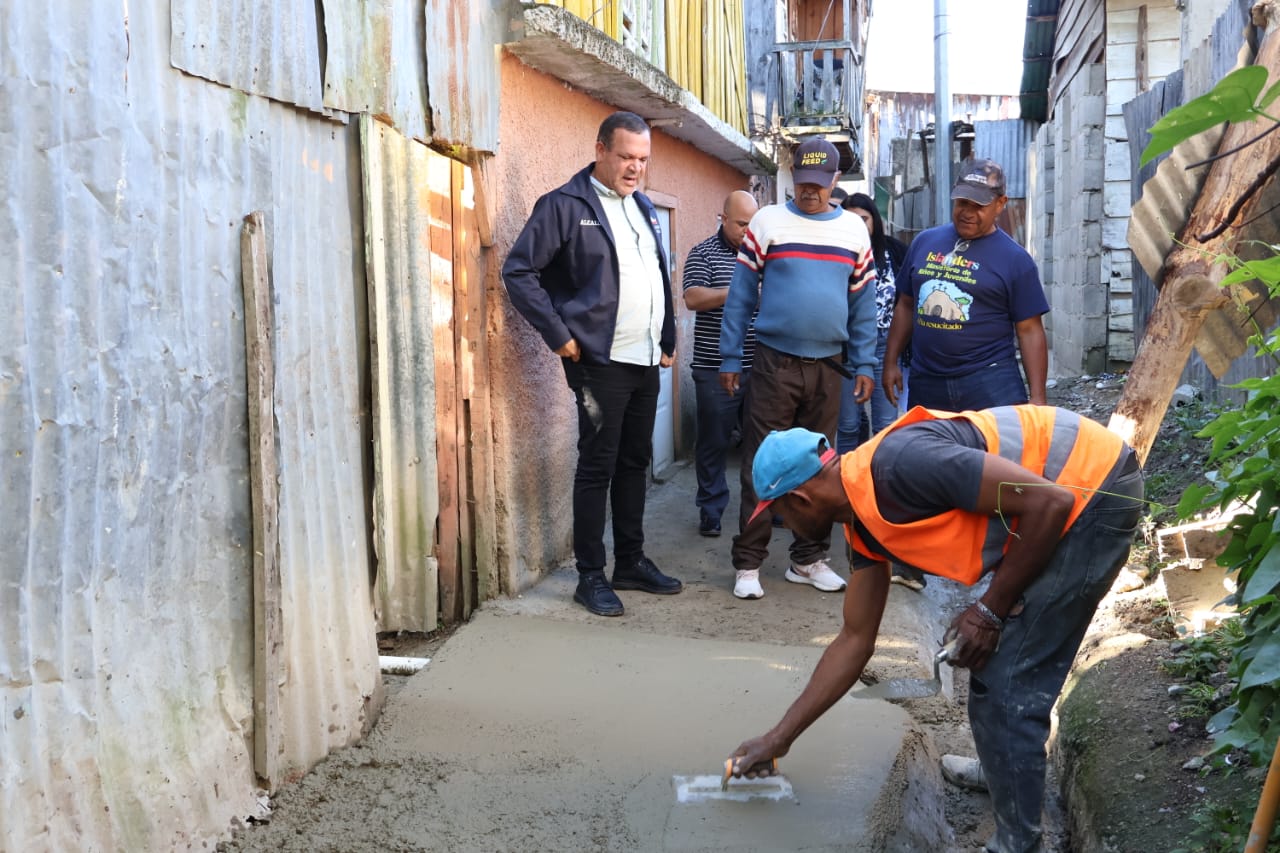 Ayuntamiento de Constanza ejecuta presupuesto participativo encementando callejón y conectando dos barrios
