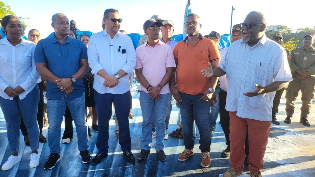 Autoridades inauguran parador fotográfico en homenaje a las ballenas jorobadas de Samaná | 2 | Autoridades inauguran parador fotográfico en homenaje a las ballenas jorobadas de Samaná - Noticias de hoy en República Dominicana | De Último Minuto