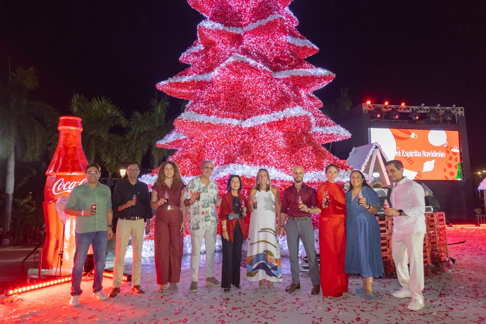 Coca Cola enciende su tradicional árbol navideño en la Ciudad Colonial - Noticias de hoy en República Dominicana | De Último Minuto