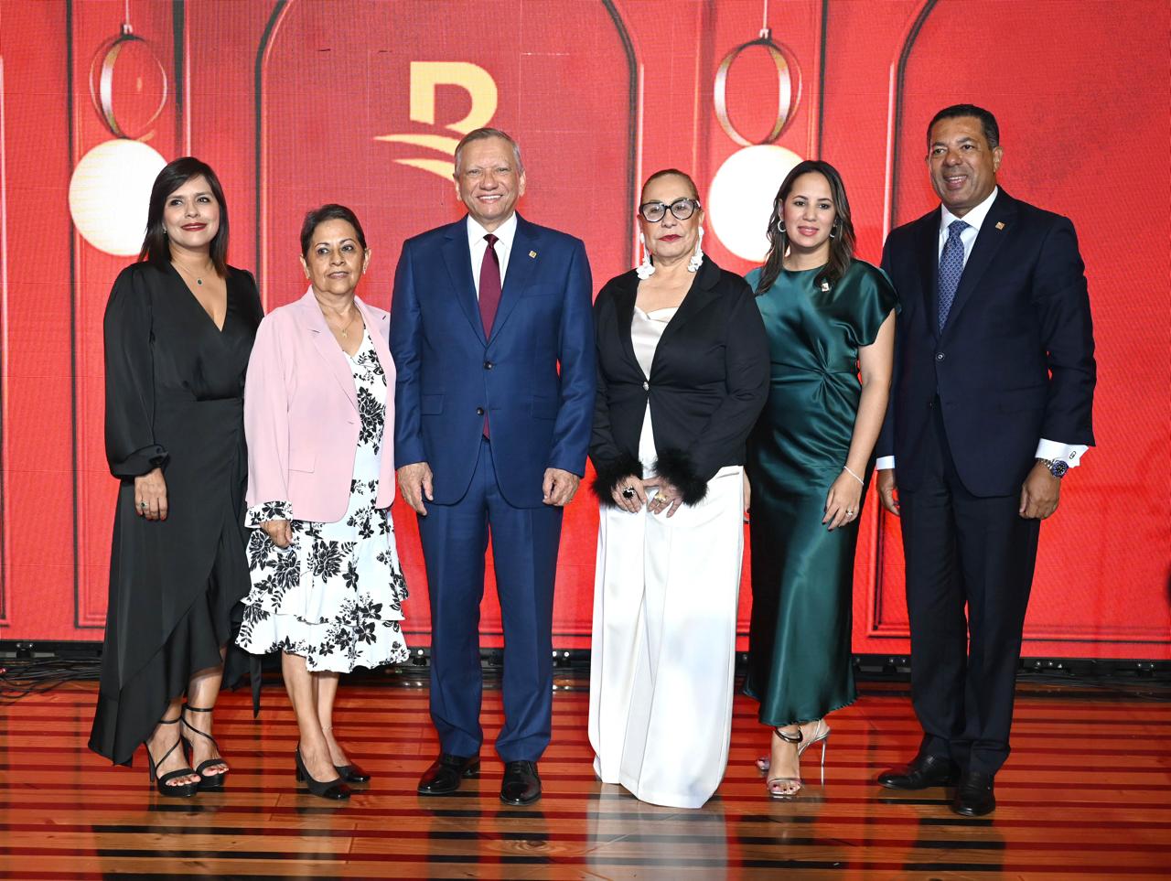 El doctor Leonardo Aguilera, presidente ejecutivo de Banreservas, encabeza el coctel de negocios con clientes de la región norte realizado en el Club Banreservas de Santiago. Desde la izquierda: Johanny Aguilera Quijano; Carmen Quijano de Aguilera, presidenta del Voluntariado Banreservas; Rosa Santos, gobernadora civil de Santiago; Alieska Díaz, vicepresidente ejecutivo senior Administrativa; e Ysidro García, vicepresidente ejecutivo senior de Negocios.