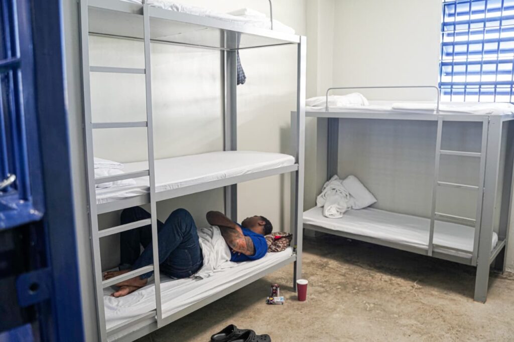 Cárcel Las Parras operará bajo prohibición total de celulares para internos y agentes penitenciarios | 3 | Cárcel Las Parras operará bajo prohibición total de celulares para internos y agentes penitenciarios - Noticias de hoy en República Dominicana | De Último Minuto