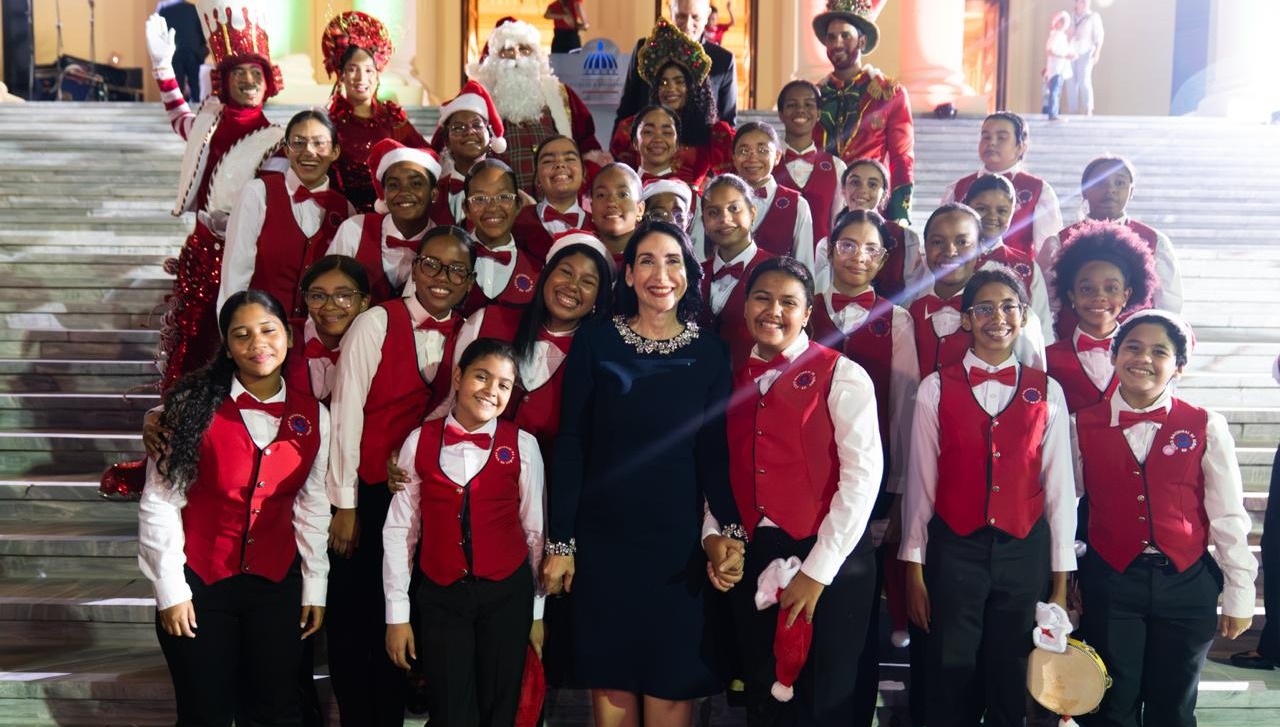 Raquel Peña y Raquel Arbaje encabezan encendido del árbol y dan bienvenida a la Navidad en el Palacio Nacional