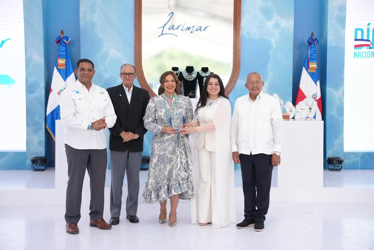 Gisselle Mancebo, “La Reina del Larimar”, recibe reconocimiento por su trayectoria y aportes - Noticias de hoy en República Dominicana | De Último Minuto