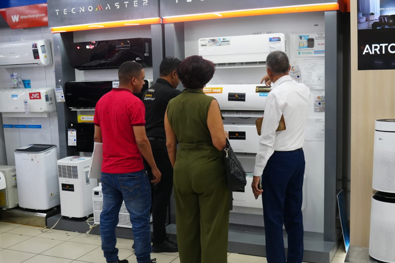 Ciudadanos abarrotan principales tiendas del país en busca de ofertas del Viernes Negro