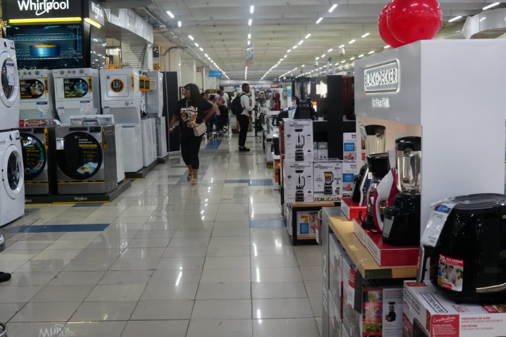 Ciudadanos abarrotan principales tiendas del país en busca de ofertas del Viernes Negro - Noticias de hoy en República Dominicana | De Último Minuto