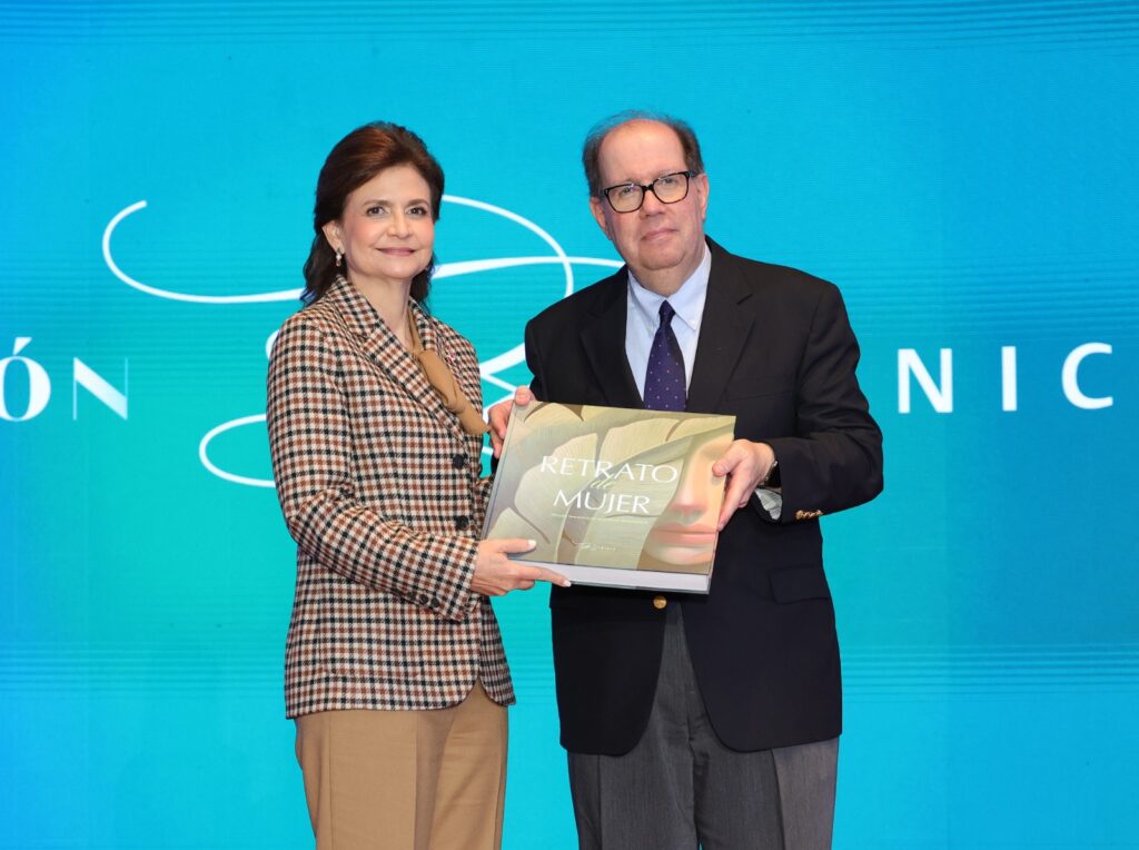 INICIA presenta su libro institucional Retrato de Mujer: Mirada femenina en la pintura dominicana | 2 | INICIA presenta su libro institucional Retrato de Mujer: Mirada femenina en la pintura dominicana - Noticias de hoy en República Dominicana | De Último Minuto