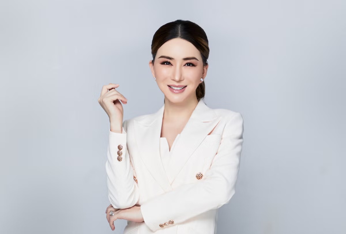 Emite orden de arresto contra la copropietaria de Miss Universo Anne Jakrajutatip por fraude financiero