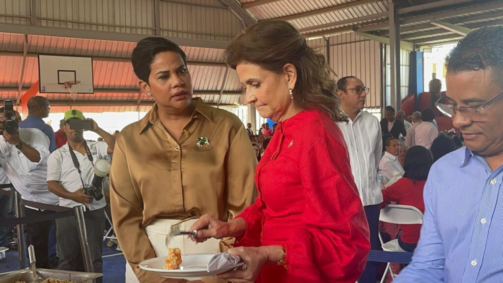 Raquel Peña encabeza lanzamiento de la “Brisita Navideña” en Santiago; entrega de bonos se retrasa por falla técnica | 2 | Raquel Peña encabeza lanzamiento de la “Brisita Navideña” en Santiago; entrega de bonos se retrasa por falla técnica - Noticias de hoy en República Dominicana | De Último Minuto