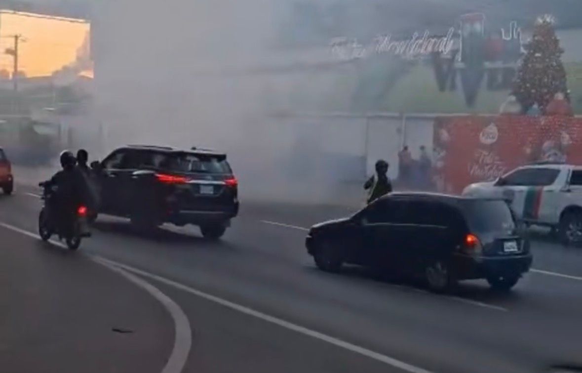 Vehículo se incendia en plena avenida John F. Kennedy; conductora logra salir a tiempo - Noticias de hoy en República Dominicana | De Último Minuto