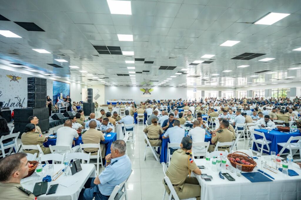 Presidente Abinader comparte almuerzo navideño con miembros de las Fuerzas Armadas | 3 | Presidente Abinader comparte almuerzo navideño con miembros de las Fuerzas Armadas - Noticias de hoy en República Dominicana | De Último Minuto