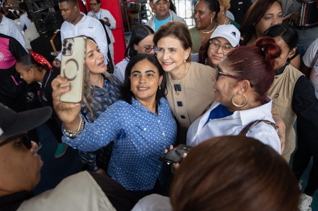 Raquel Peña lleva la “Navidad 360” a la Línea Noroeste | 5 | Raquel Peña lleva la “Navidad 360” a la Línea Noroeste - Noticias de hoy en República Dominicana | De Último Minuto