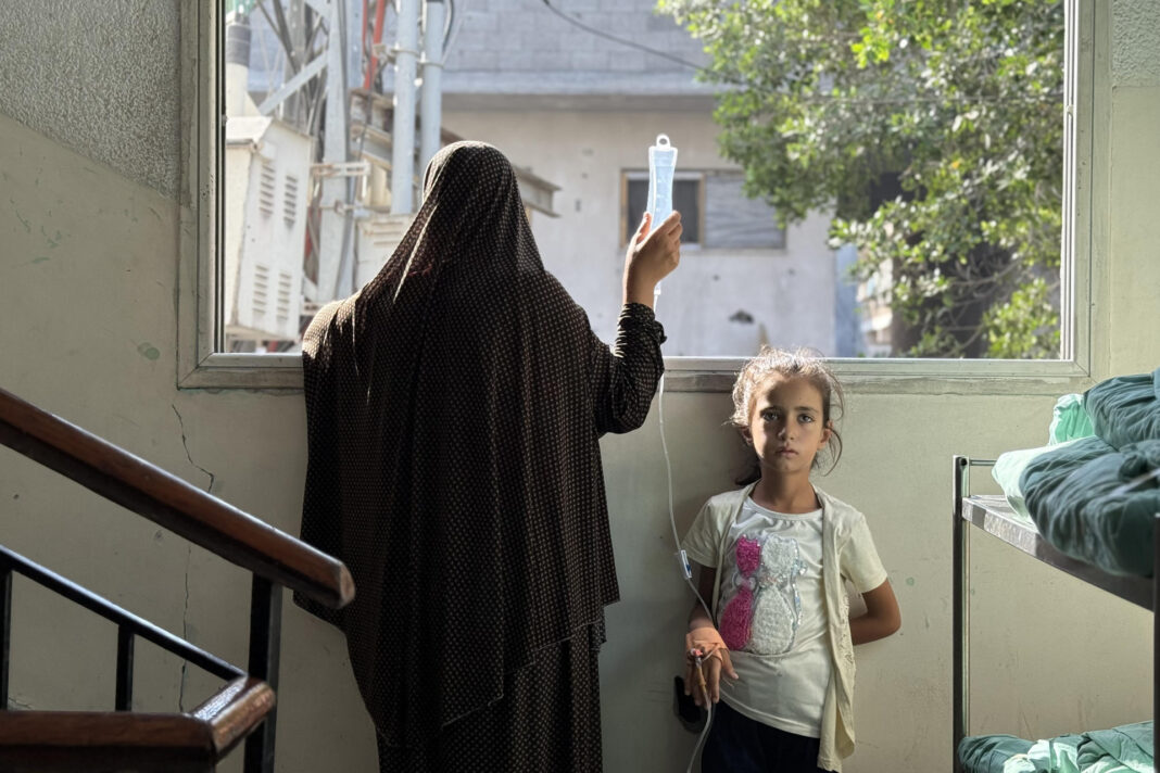 La OMS detecta malnutrición en un 7 % de los niños gazatíes examinados tras el alto el fuego