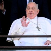 Subastada por 6,5 millones de euros una cámara de fotos Leica del papa Francisco