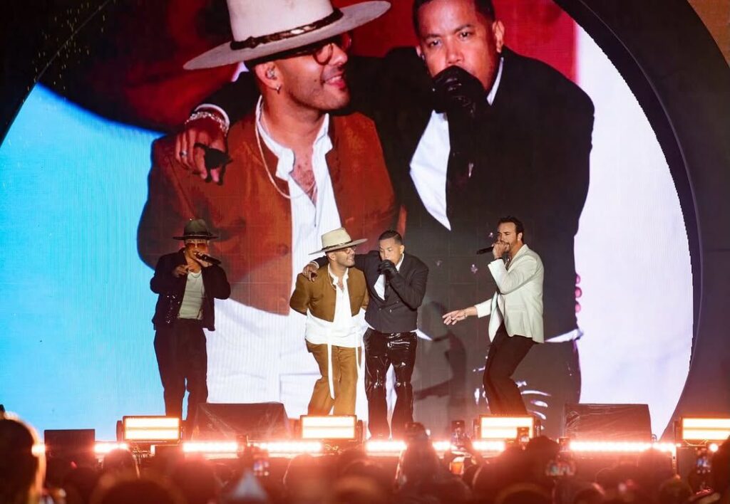 Bajo la lluvia, Ilegales brindó “una fiesta caliente” que inmortalizó 30 años de historia, éxito y legado musical | 3 | Bajo la lluvia, Ilegales brindó “una fiesta caliente” que inmortalizó 30 años de historia, éxito y legado musical - Noticias de hoy en República Dominicana | De Último Minuto