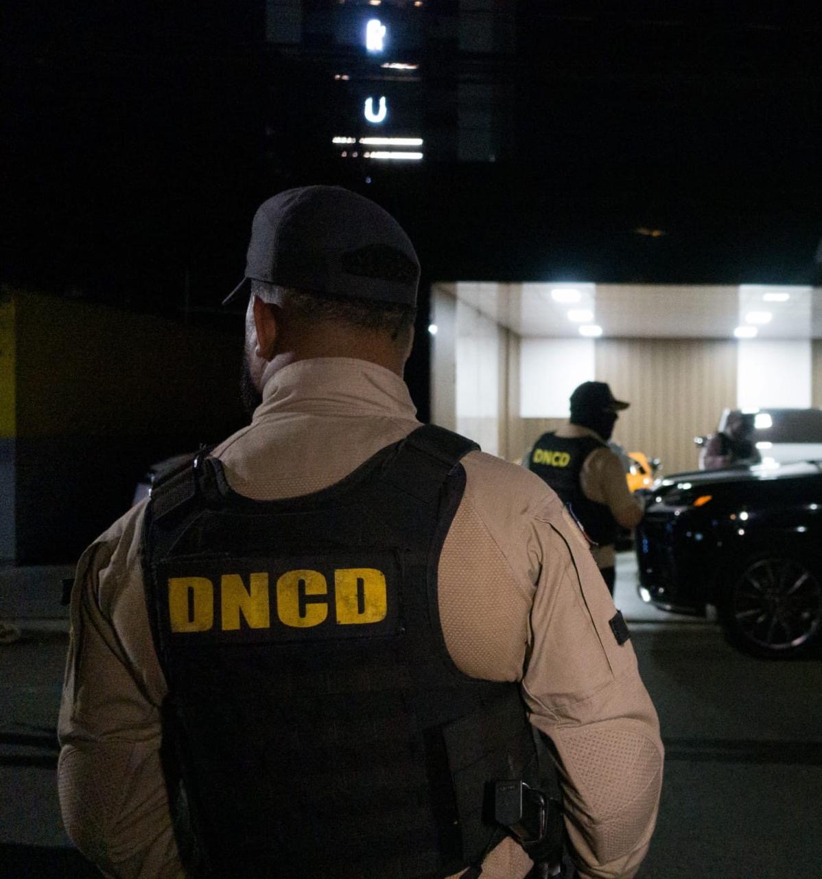 Cae narco en redada: DNCD incauta drogas, armas y dinero en Santiago