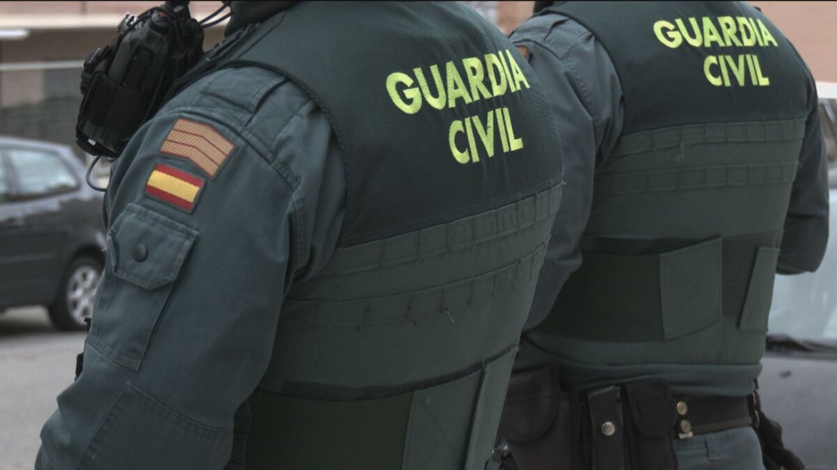 Padres venden a su hija de 14 años por 5.000 euros y whisky en trato macabro