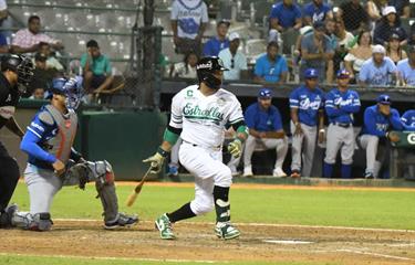 Robinson Canó deja en el terreno al Licey y extiende a cinco su racha de derrotas
