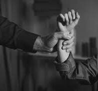 Tribunal declara nulo despido de joven que rechazó dar la mano a compañera en Países Bajos