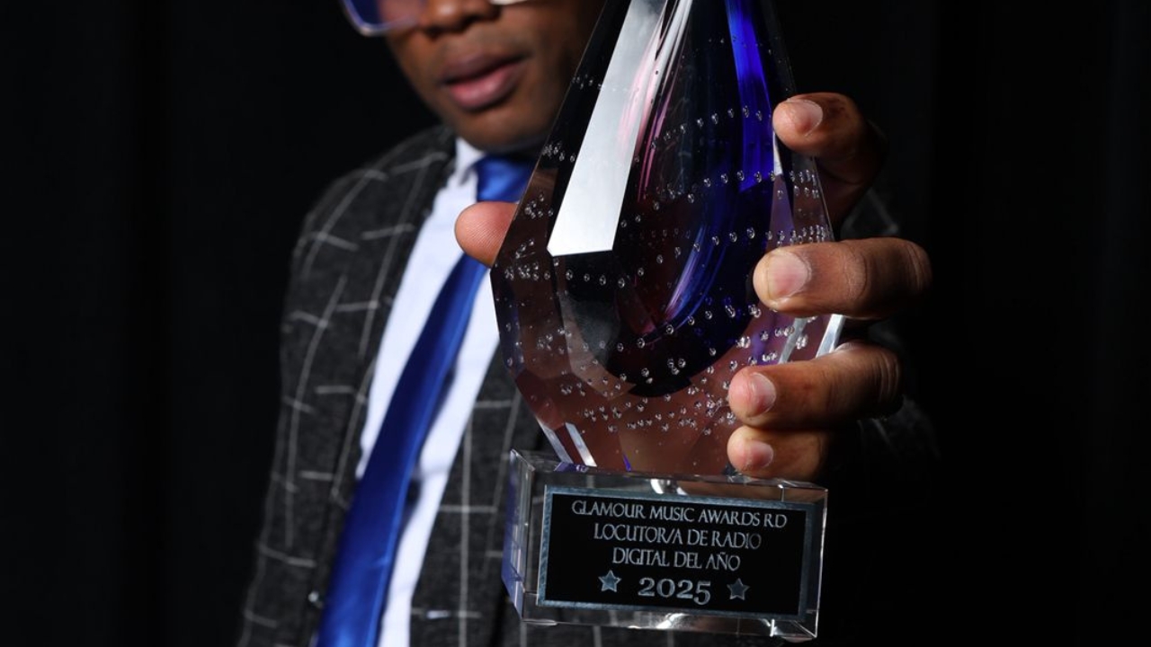 Ramón Tolentino gana por tercer año consecutivo como Locutor Digital del Año en los Glamour Music Awards