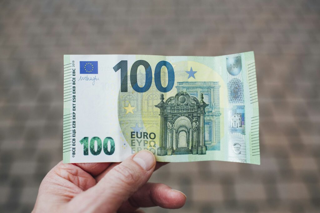 Euro en RD: tasas suben ligeramente mientras cambistas mantienen precios estables