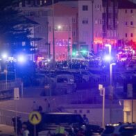 Al menos 10 muertos, incluido uno de los tiradores, en el tiroteo en una playa de Sídney