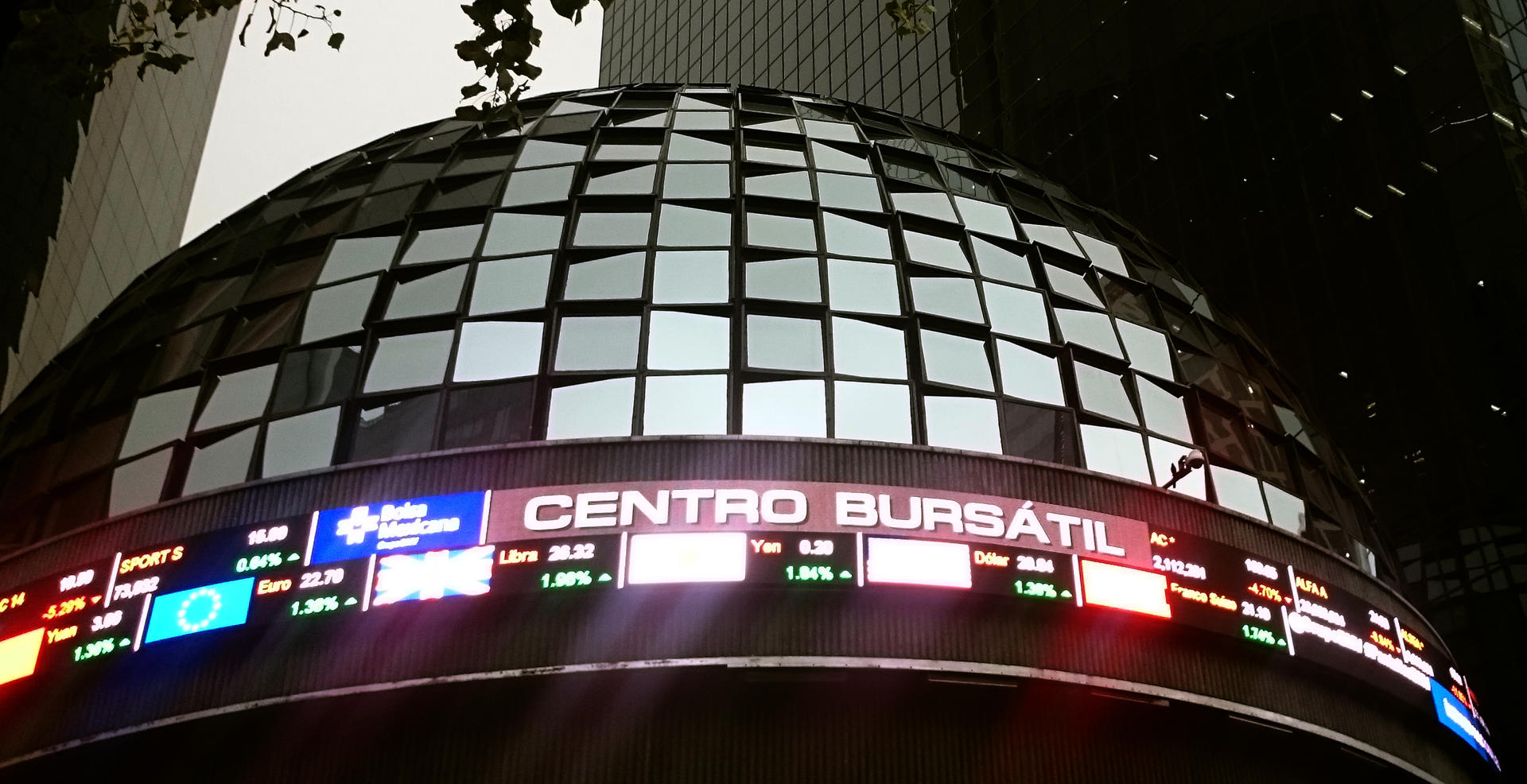 Bolsa mexicana gana 0,24 % al abrir segunda semana de diciembre y llega a 63.528 unidades