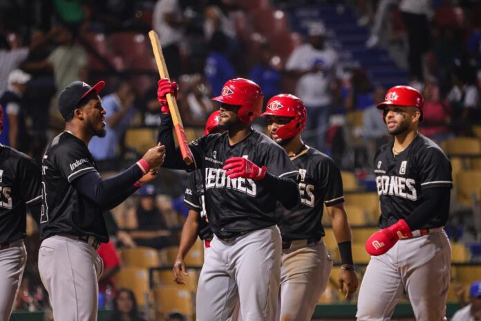 Canario dispara dos jonrones y Leones aplastan 15-1 al Licey en el Quisqueya