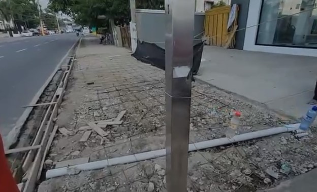 Alcalde Alex Díaz impide instalación de poste de Edenorte colocado sin permiso en plena acera en SFM