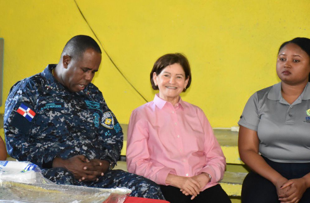 Gobernadora de Peravia comparte almuerzo navideño con privados de libertad en la cárcel de Baní Hombres | 4 | Gobernadora de Peravia comparte almuerzo navideño con privados de libertad en la cárcel de Baní Hombres - Noticias de hoy en República Dominicana | De Último Minuto