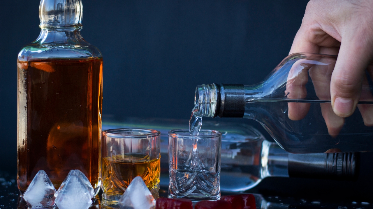 Estas son las señales para identificar bebidas alcohólicas adulteradas, según el MICM