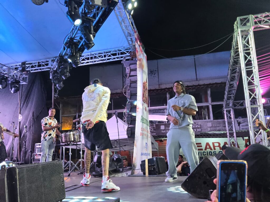 Lomiiel emociona a su gente de Herrera durante el 4to Concierto de Navidad Reconocidos | 2 | Lomiiel emociona a su gente de Herrera durante el 4to Concierto de Navidad Reconocidos - Noticias de hoy en República Dominicana | De Último Minuto