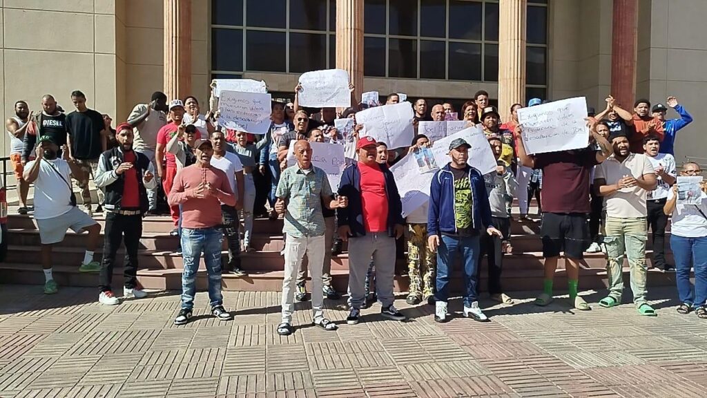 Familiares de joven desaparecido tras accidente en Circunvalación Norte protestan frente al Palacio de Justicia en Santiago - Noticias de hoy en República Dominicana | De Último Minuto