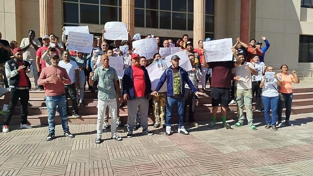 Familiares de joven desaparecido tras accidente en Circunvalación Norte protestan frente al Palacio de Justicia en Santiago - Noticias de hoy en República Dominicana | De Último Minuto