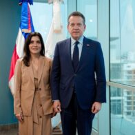 La nueva embajadora de los Estados Unidos en la República Dominicana, Leah Campos, junto al Ministerio de Industria, Comercio y Mipymes (MICM), Víctor -Ito- Bisonó.