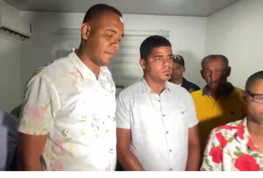 Se entregan a la Policía tres jóvenes buscados por atentado contra alcalde de Navarrete | 3 | Se entregan a la Policía tres jóvenes buscados por atentado contra alcalde de Navarrete - Noticias de hoy en República Dominicana | De Último Minuto