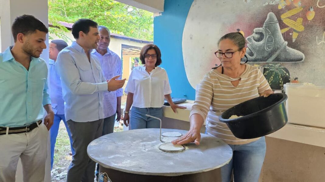 Ministro de Cultura y gobernadora de Monte Plata encabezan “Mesa de las Tradiciones” en Yamasá