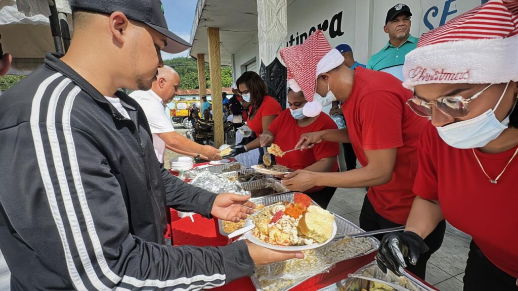 Héctor Acosta comparte un almuerzo navideño con comunitarios de Maimón | 3 | Héctor Acosta comparte un almuerzo navideño con comunitarios de Maimón - Noticias de hoy en República Dominicana | De Último Minuto