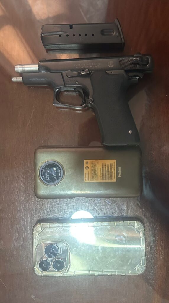 Apresan en flagrante delito a dos hombres que comercializaban ave exótica con denuncia de robo - Noticias de hoy en República Dominicana | De Último Minuto