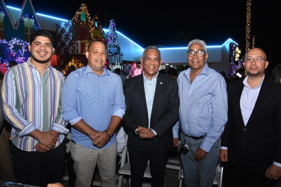 Franklin Romero encabeza encendido luces navideñas Oficina de Gestión Senatorial Duarte
