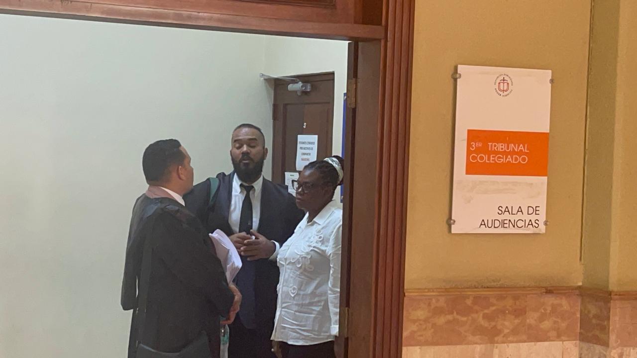 Madre de Stephora acude a audiencia acompañada de sus abogados - Noticias de hoy en República Dominicana | De Último Minuto