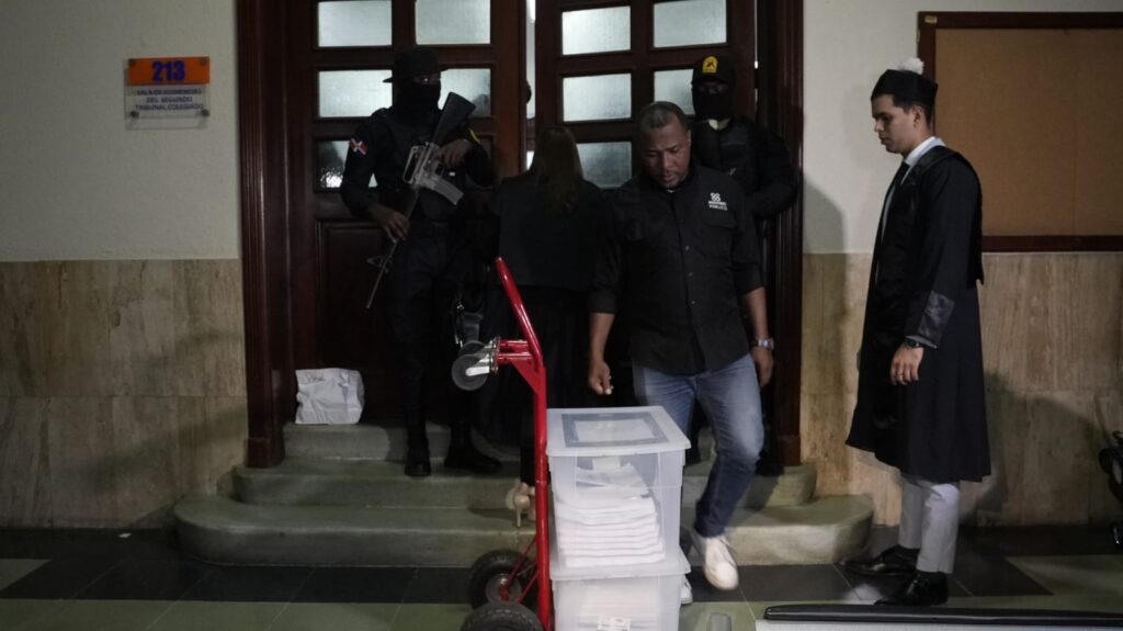 Defensa de Eduardo Read Estrella deposita más de 12 cajas de pruebas de arraigo ante el tribunal | 3 | Defensa de Eduardo Read Estrella deposita más de 12 cajas de pruebas de arraigo ante el tribunal - Noticias de hoy en República Dominicana | De Último Minuto