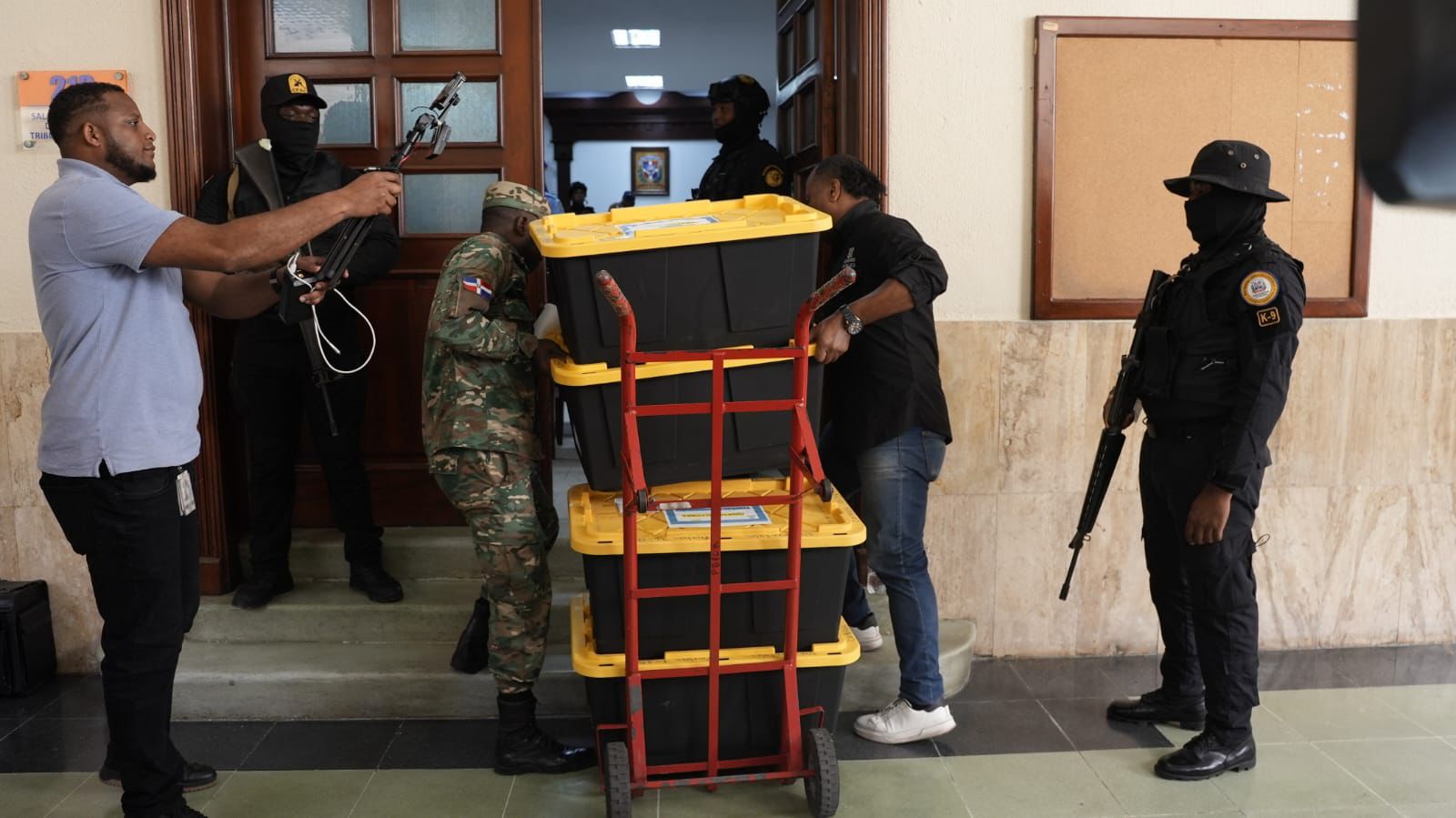 Trasladan valijas con expedientes de Operación Cobra mientras querellantes fijan posición previo a audiencia - Noticias de hoy en República Dominicana | De Último Minuto