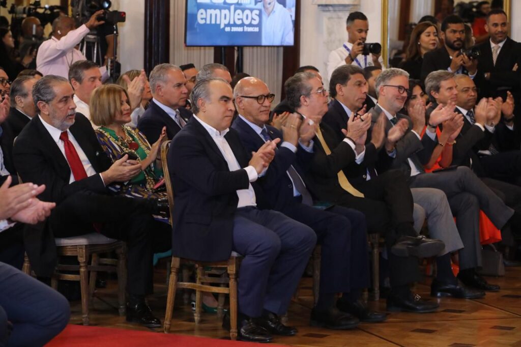 Abinader celebra cifra récord de 200,134 empleos directos en zonas francas: 54% es ocupado por mujeres | 3 | Abinader celebra cifra récord de 200,134 empleos directos en zonas francas: 54% es ocupado por mujeres - Noticias de hoy en República Dominicana | De Último Minuto